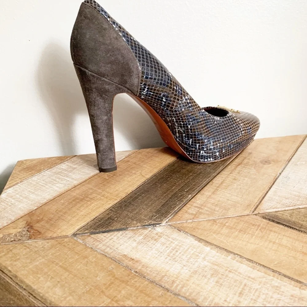 Marc by Marc Jacobs Logo Plaque Pumps - Picture 4 of 11